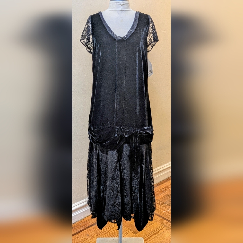 Timeless Black Velvet and Lace Drop-Waist Dress (Size 3XL)